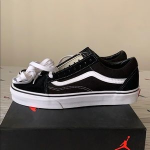Old Skool Vans sz 8.5 (10 wmns)